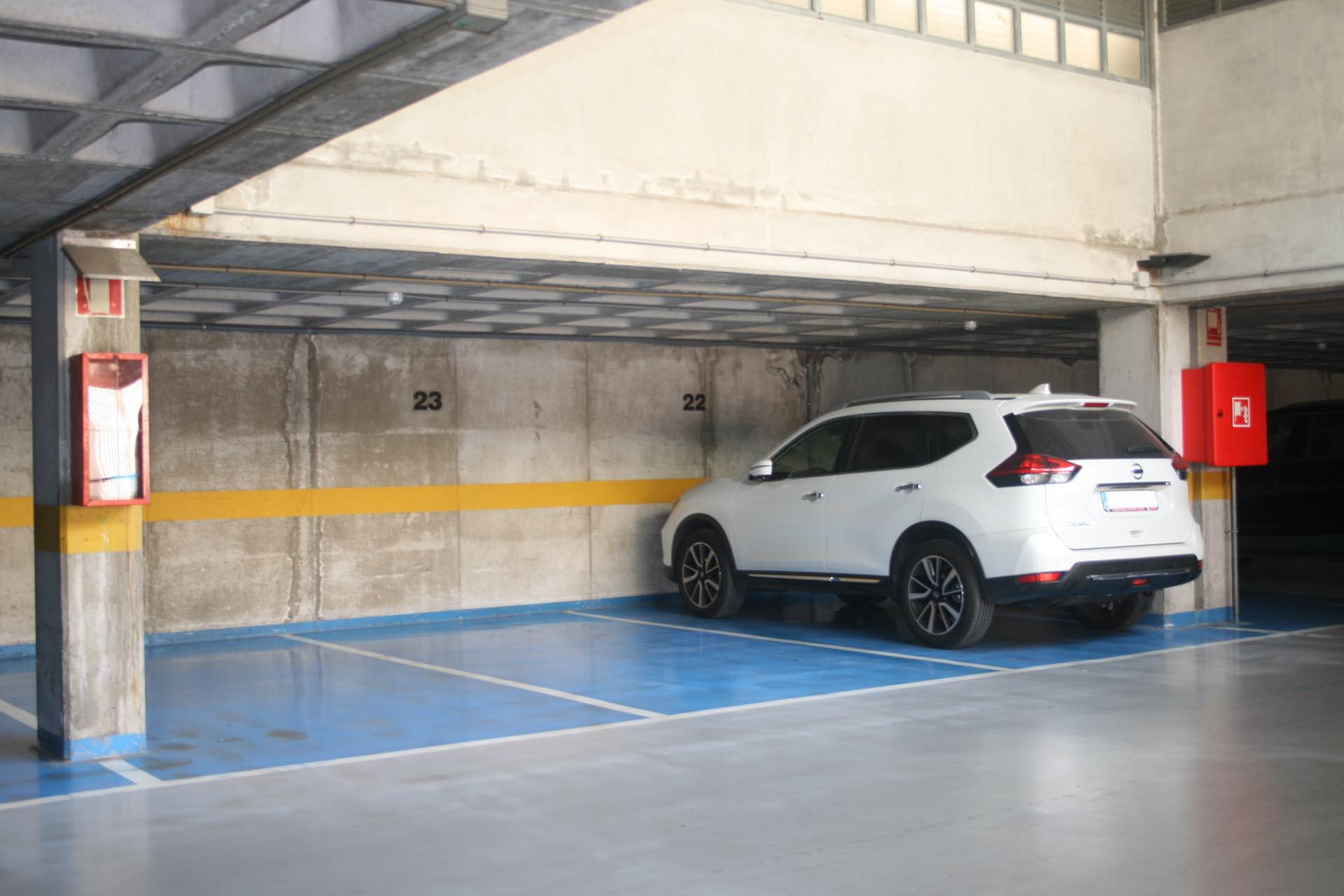 Imagen de las plazas de parking con coches en el centro de Orihuela.