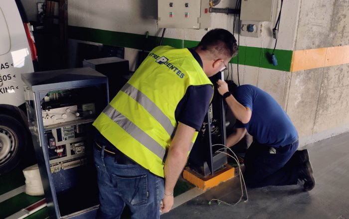 Imagen de operarios arreglando la entrada del Parking tras la DANA.