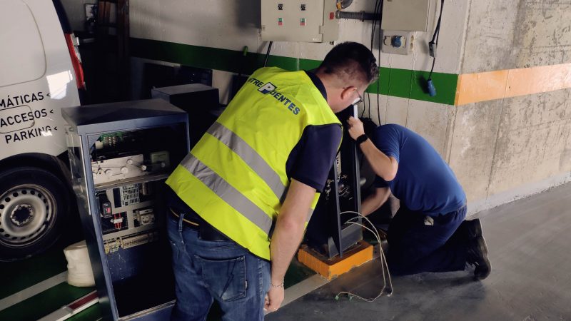 Imagen de operarios arreglando la entrada del Parking tras la DANA.