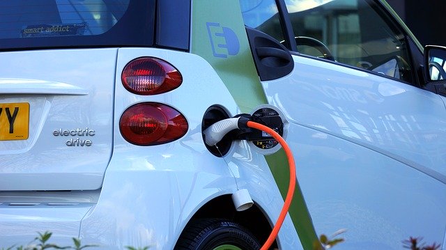 Imagen de un coche eléctrico por detrás cargando