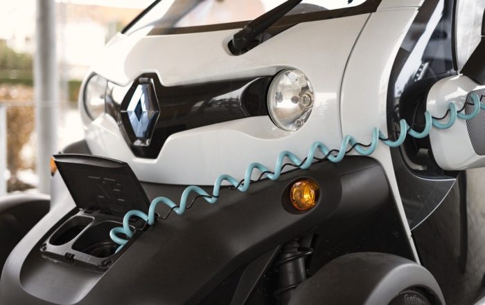 Imagen de coche eléctrico cargándose