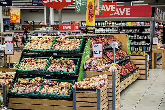 Supermercado local en el centro de Orihuela adherido al acuerdo de colaboración.